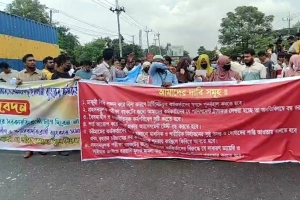 ৬ দফা দাবিতে মহাসড়ক অবরোধ করেছে ইসলামী ব্যাংকের কর্মকর্তারা