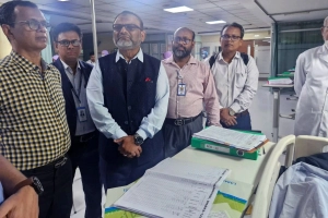 ইমেরিটাস অধ্যাপক সৈয়দ মনজুরুল ইসলামকে দেখতে হাসপাতালে ঢাবি উপাচার্য