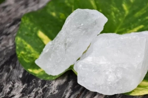 জেনে নিন ফিটকিরি ব্যবহারের উপকারিতা