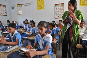দীর্ঘ ছুটির পর ক্লাসে ফিরছে শিক্ষার্থীরা