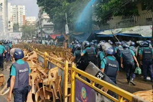 কাকরাইলে জাপার কর্মী সমাবেশে পুলিশের সাউন্ড গ্রেনেড