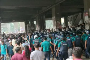 পুলিশের বাধায় প্রেস ক্লাব থেকে সরিয়ে শহীদ মিনারে শিক্ষক আন্দোলন