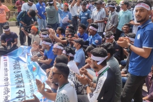 শিক্ষা ভবনের সামনে অবস্থান নিয়েছে ৭ কলেজ শিক্ষার্থীরা