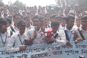 অধ্যাদেশের বিরুদ্ধে শহীদ মিনারে অবস্থান নিয়েছে উচ্চ মাধ্যমিক শিক্ষার্থীরা