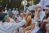 আন্দোলনরত শিক্ষকদের মাঝে পানি বিতরণ করলেন ছাত্রদল নেতা