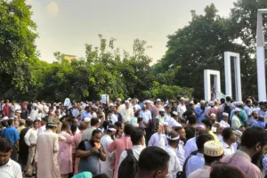 শিক্ষকদের সাথে সংহতি জানিয়ে ঢাবি শিক্ষার্থীদের কর্মসূচি