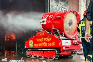 প্রথমবারের মতো আগুন নেভাতে কাজ করছে ফায়ারফাইটিং রোবট
