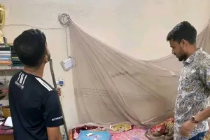 ঢাবির হলে শিক্ষার্থীর মাথার পাশেই খসে পড়ল পলেস্তারা