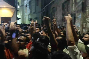 জবি ছাত্রনেতা হত্যার প্রতিবাদে উত্তাল শিক্ষার্থীরা