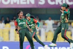 ডু অর ডাই ম্যাচে বাংলাদেশ ফিল্ডিংয়ে, প্রথম বলেই মারুফার ঝড়