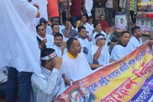 কাফনের কাপড়ে নয়াপল্টনে ছাত্রদলের পদবঞ্চিতদের বিক্ষোভ
