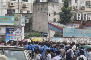 ফার্মগেটে সড়ক অবরোধে যান চলাচল বন্ধ
