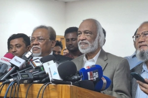 বিতর্কিত কর্মকর্তারা যেন নির্বাচনে না থাকেন: মঈন খান