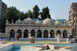 অমুসলিমরা কি মসজিদে প্রবেশ করতে পারেন?