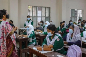 শিক্ষাক্ষতি পূরণে ছুটির দিনেও ক্লাসে উপস্থিত শিক্ষকরা