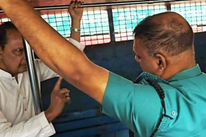 লোহার রড ধরে প্রিজন ভ্যানে ক্ষোভ প্রকাশ করলেন ইনু