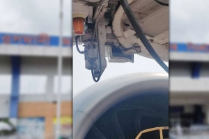 লন্ডনগামী বিমানের ধাক্কা, বোর্ডিং ব্রিজের সংঘর্ষে ফ্লাইট বিলম্ব