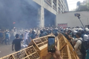 সচিবালয়ে প্রবেশে বাধা: শিক্ষকদের সঙ্গে পুলিশের সংঘ'র্ষ