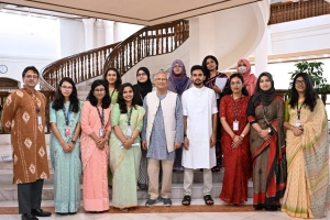 প্রধান উপদেষ্টার সঙ্গে জাতীয় নীতি প্রতিযোগিতার বিজয়ীদের শুভেচ্ছা বিনিময়