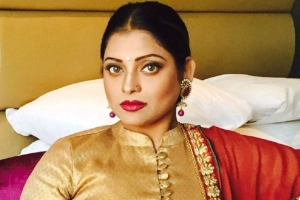 স্বর্ণ চুরির অভিযোগে অভিনেত্রী গ্রেফতার