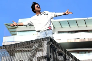 বলিউডের ধনকুব কিং খানের জন্মদিন আজ