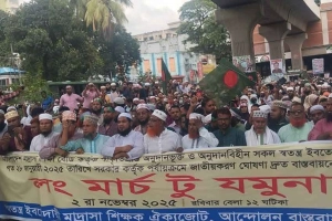 জাতীয়করণের দাবিতে যমুনা অভিমুখে শিক্ষকদের লং মার্চ