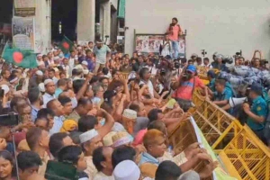 শিক্ষকদের সচিবালয় পদযাত্রা পুলিশের বাধায় থমকে গেল