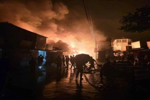 খাগড়াছড়ি মহালছড়ি বাজারে আগুনে পুড়ে ২৩টি দোকান