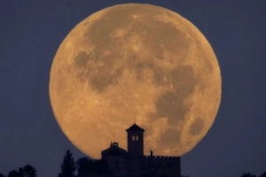 বছরের সবচেয়ে বড় ও উজ্জ্বল পূর্ণিমার চাঁদ দেখা যাবে আজ