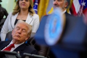 অনুষ্ঠানেই ‘ঘুমিয়ে’ পড়লেন ট্রাম্প, কার্যদক্ষতা নিয়ে প্রশ্ন!