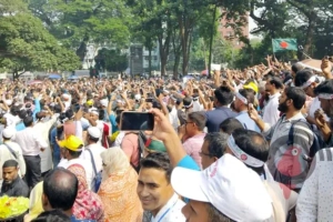 টানা তৃতীয় দিনের মতো শহীদ মিনারে প্রাথমিক শিক্ষকরা