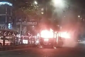 ধানমন্ডিতে বিশ্ববিদ্যালয়ের বাসে হঠাৎ আগুনে আতঙ্ক