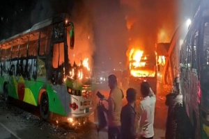 ঢাকায় নতুন আতঙ্ক, রাতে তিন বাস ও এক প্রাইভেটকারে দুর্বৃত্তের আ'গুন