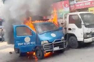 এবার থানার সামনেই পুলিশের গাড়িতে আগুন