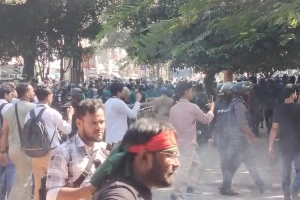 ধানমন্ডি ৩২: পুলিশের সঙ্গে ছাত্র-জনতার তীব্র সংঘর্ষ