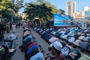 সেজদায় লুটিয়ে পড়া ছাত্ররা জানালো কৃতজ্ঞতা, শহীদদের জন্য প্রার্থনা