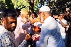 হাসিনার মৃত্যুদণ্ডের রায়ে বিএনপির মিষ্টি বিতরণ