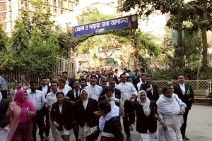 শেখ হাসিনার মৃত্যুদণ্ডে নিম্ন আদালতে আইনজীবীদের আনন্দ মিছিল