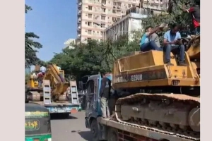 রায় আতঙ্কে অর্ধস্তব্ধ ঢাকা, ধানমন্ডি ৩২ অভিমুখে বুলডোজার মিছিল