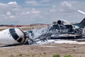 বিমানবন্দরের রানওয়ে থেকে ছিটকে পড়লো মন্ত্রীর বিমান!