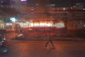 রাজধানীতে যাত্রীবাহী বাসে আ’গুন