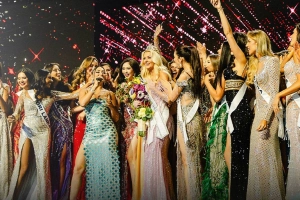 মিস ইউনিভার্স ভোটে সময় বাড়ানোর সিদ্ধান্তে বিতর্কের ঝড়