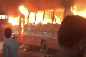 রাজধানীর মহাখালীতে বাসে অগ্নিকাণ্ড