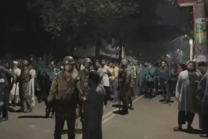 আলিয়া মাদরাসায় দুই গ্রুপের সংঘর্ষ, পরিস্থিতি নিয়ন্ত্রণে সেনাবাহিনী ও পুলিশ