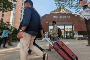 নিরাপত্তা নিশ্চিত করতে ঢাবি শিক্ষার্থীরা হল ত্যাগ করছে