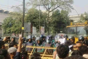 শাহবাগে থমকে গেল ৪৭তম বিসিএস পরীক্ষার্থীদের মিছিল