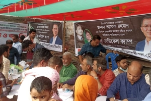 
কড়াইল বস্তিতে অসুস্থদের চিকিৎসা বিএনপির মেডিকেল টিম