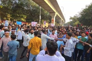 শাহবাগে ব্যানার-ফেস্টুন হাতে হাজারো মানুষের বিক্ষোভ