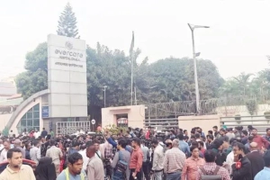 এভারকেয়ারে ভিড় বাড়ছেই, অনুরোধ মানছেন না নেতাকর্মীরা