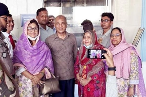 খালেদা জিয়ার চিকিৎসাসেবা পরিদর্শনে হাসপাতালে স্বরাষ্ট্র উপদেষ্টা